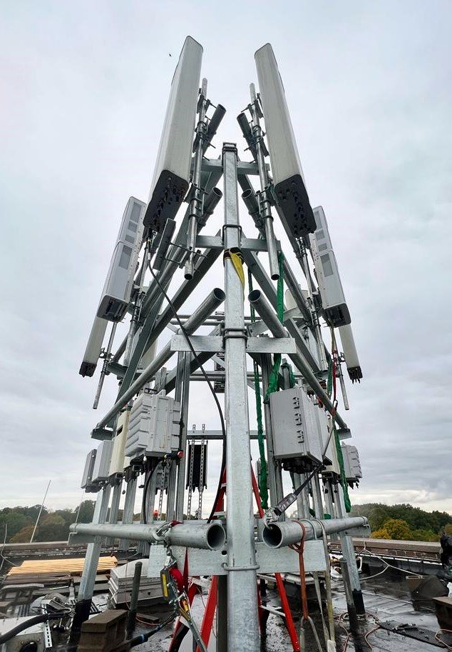 Rooftop wireless installation on a building